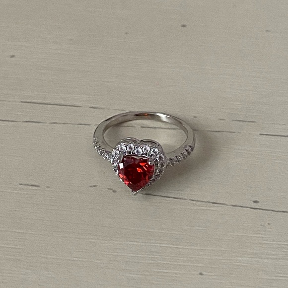 NWOT Red Heart Cubic Zirconia Ring - Size 7 - Picture 3 of 5